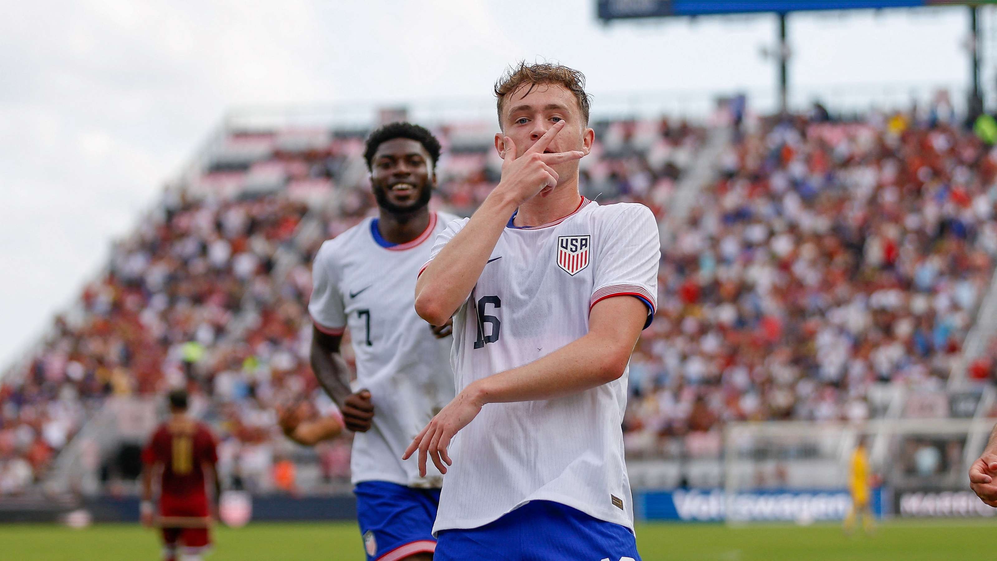 谢震业险出 谢震业险出